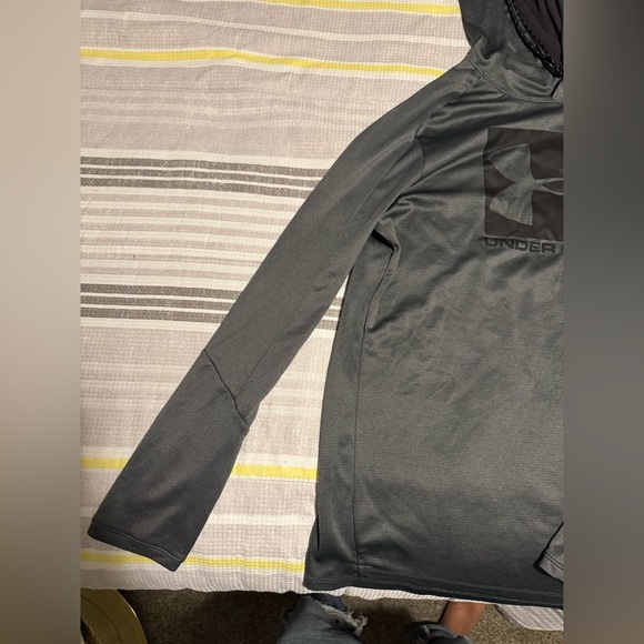 Under Armour Men’s light Weight Grey Sweatshirt - Picture 5 of 5